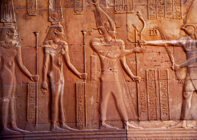 Les dieux égyptiens antiques Horus et Atoum