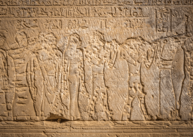 Hiéroglyphe égyptien ancien représentant les dieux égyptiens