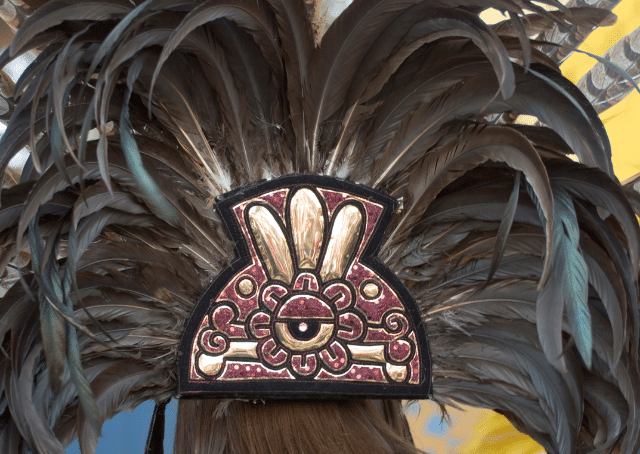 Coiffe aztèque portée lors du festival en l'honneur de Xochiquetzal