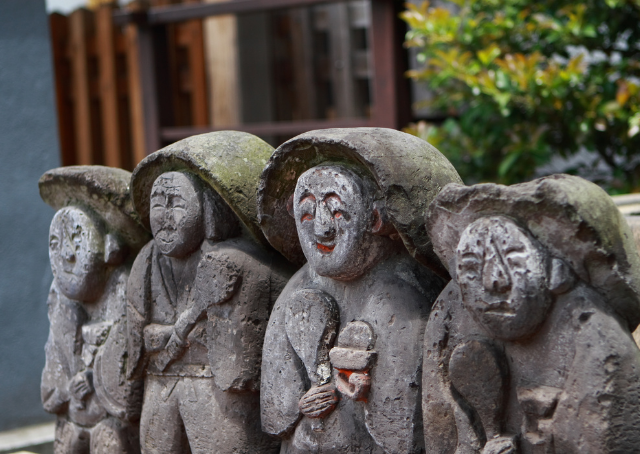 Quatre statues de dieux japonais