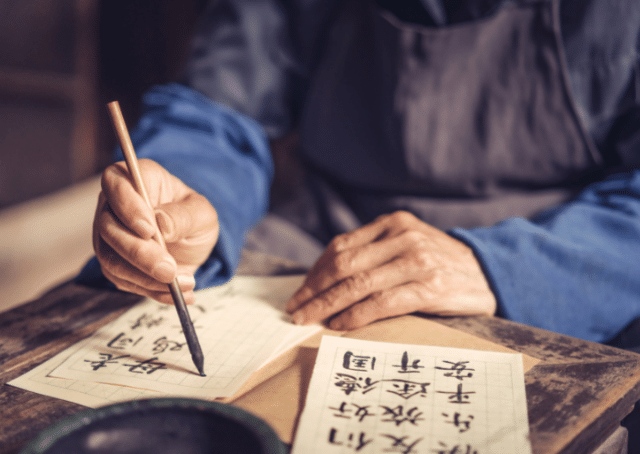 Homme écrivant l'histoire du roi des fantômes chinois Zhong Kui