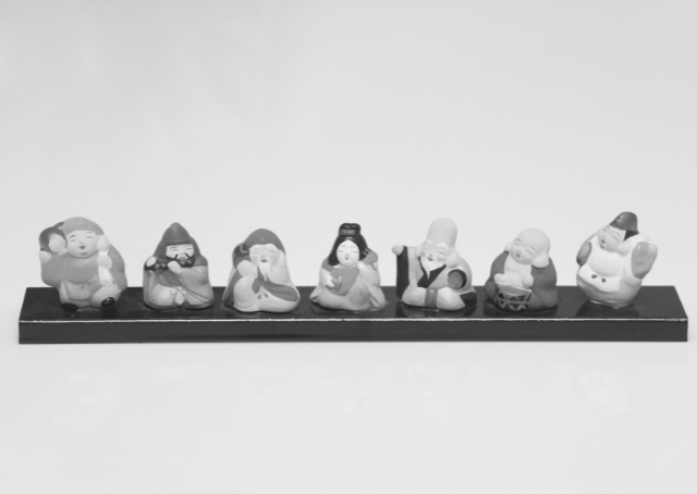 Miniature sculptée des sept dieux du bonheur de la mythologie japonaise