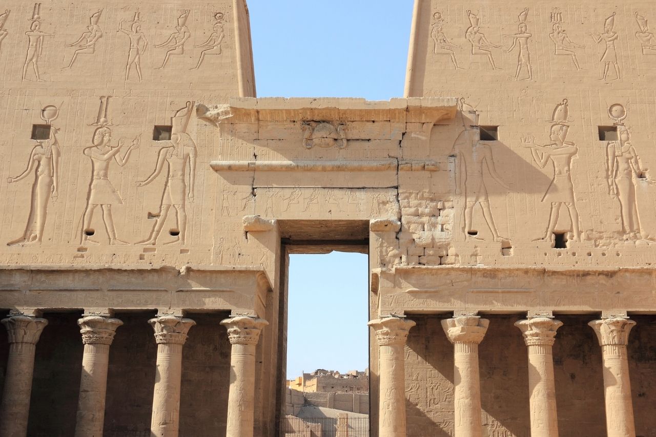 Bas-relief de Seth et d'autres dieux sur le temple