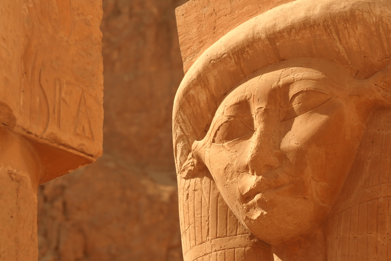 Statue de Hathor, déesse égyptienne de l'amour et de la beauté, et farouche protectrice de Rê