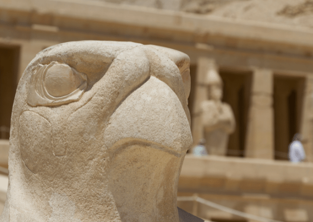 Statue du dieu à tête de faucon du ciel Horus