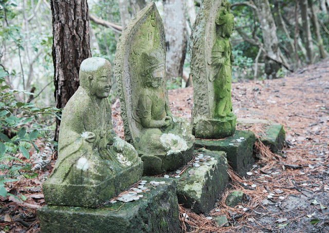 Statues de dieux japonais