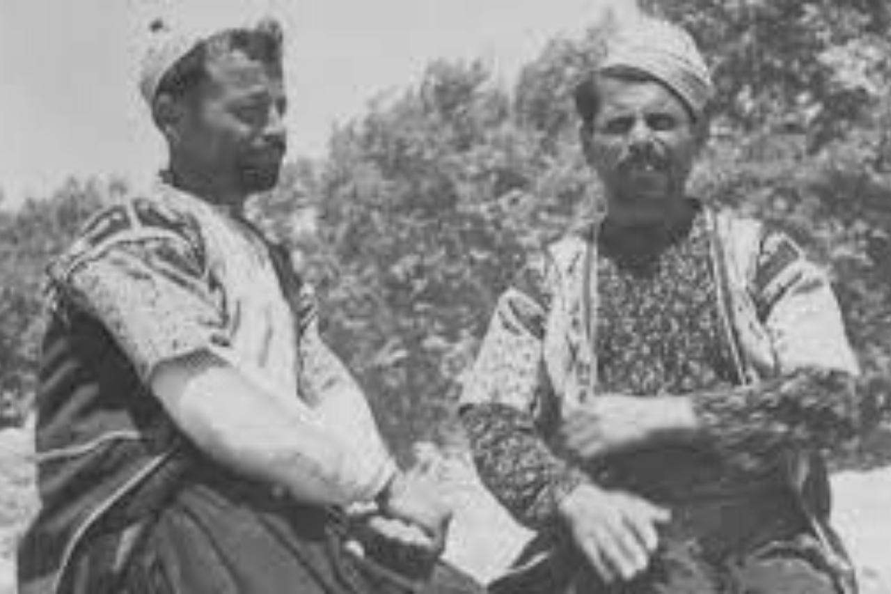 Deux hommes alaouites assis