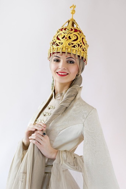 Jeune fille adyghé en tenue traditionnelle