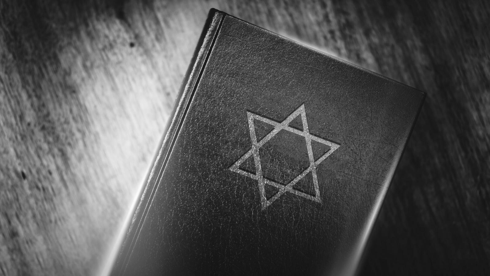 Livre ancien avec l'étoile du judaïsme