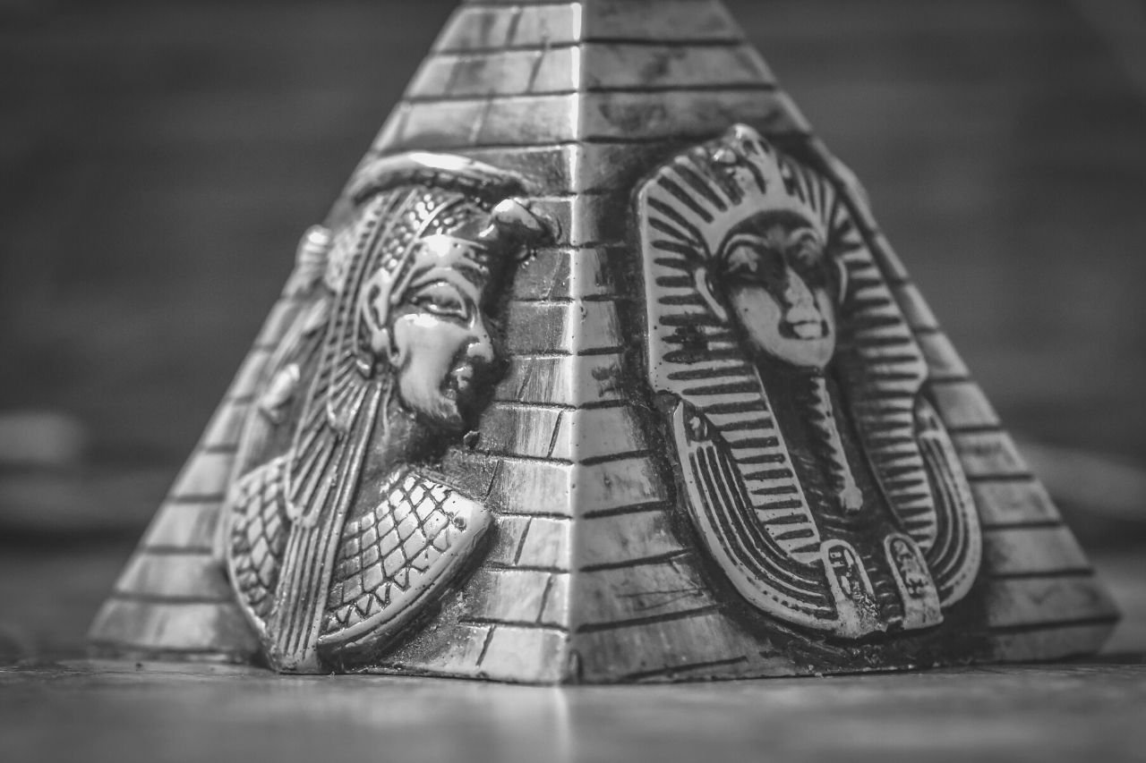Coiffures de l'Égypte ancienne : perruques, statut social et héritage