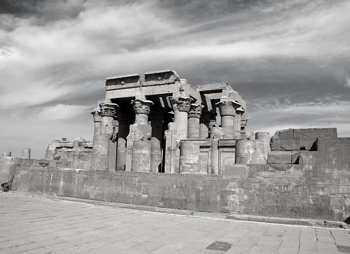 Temple de Kom Ombo : Double sanctuaire ptolémaïque dédié à Sobek et Horus