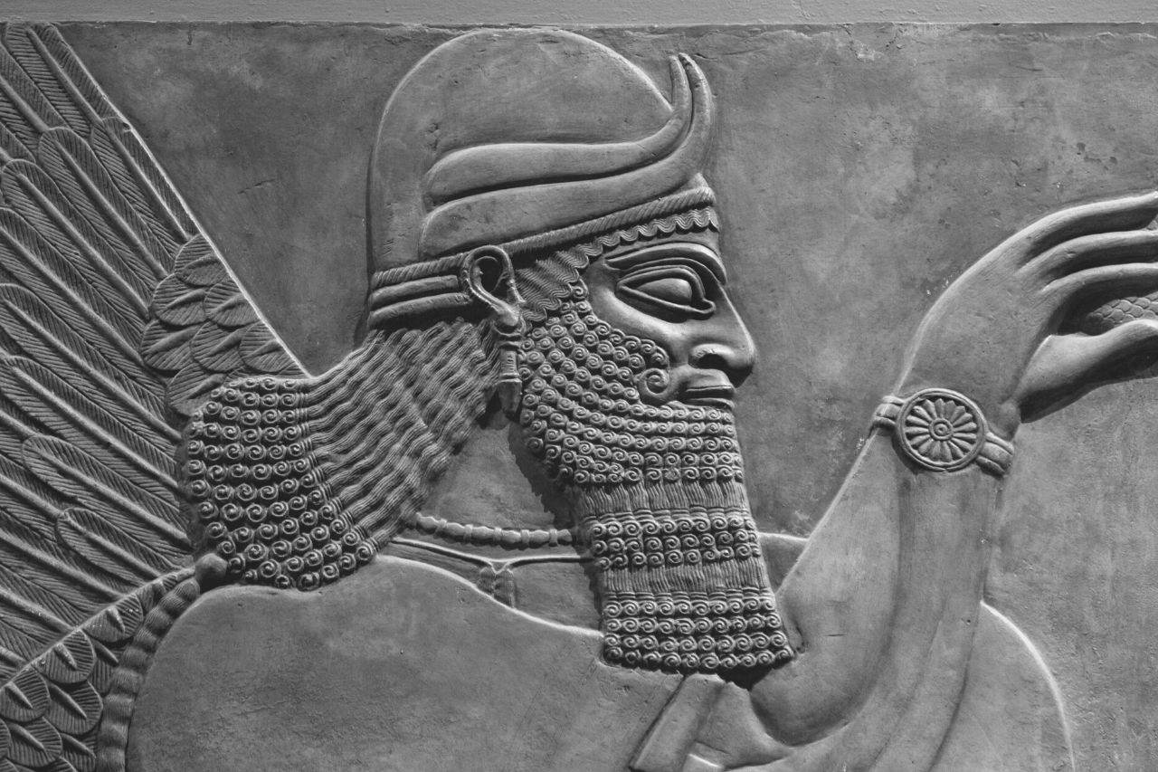 Ancien relief d'un dieu assyrien