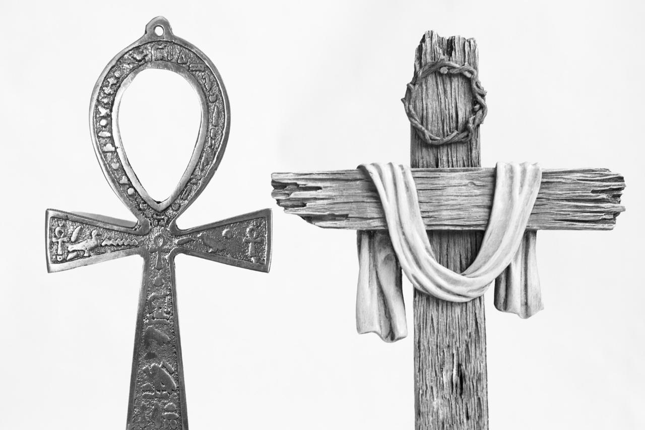 Ankh contre Croix : Laquelle est apparue en premier ? Origines et signification
