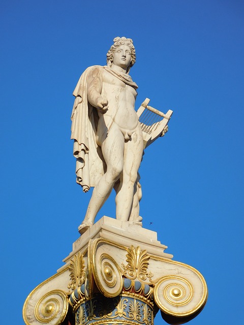 Statue en marbre d'Apollon, dieu grec de la musique, de la lumière et de la prophétie