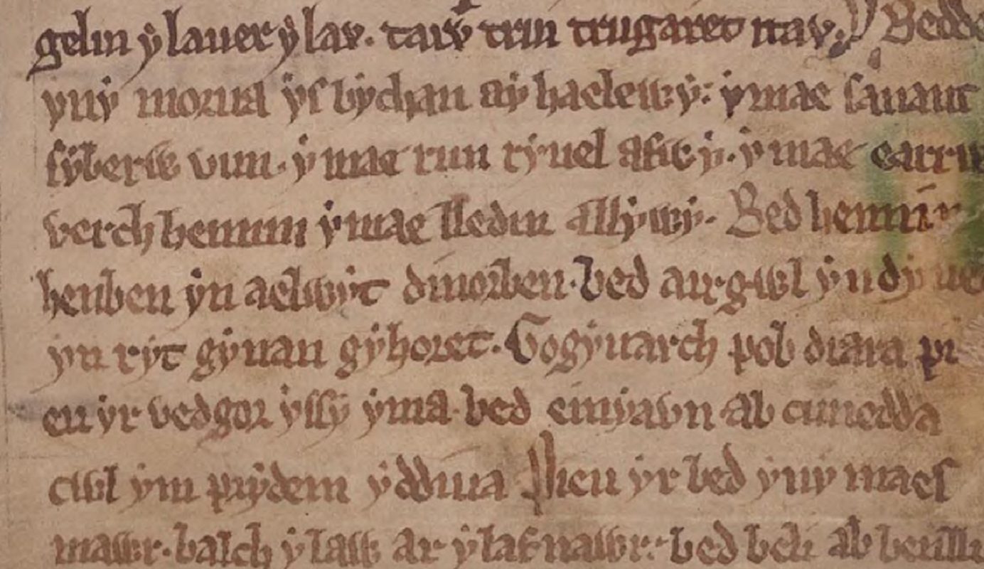 Livre Noir de Carmarthen, folio 35r, mentionnant la tombe de Hennin Henben aux quatrième et cinquième lignes