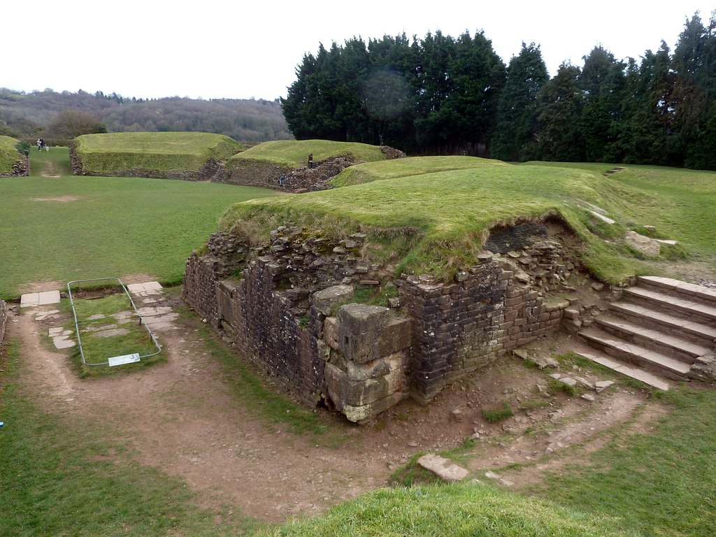 Ruines de l'amphithéâtre romain de Caerleon, où Guinevere aurait passé ses jours comme nonne selon Geoffroy de Monmouth. Photo par Rob Farrow, CC-BY 2.0