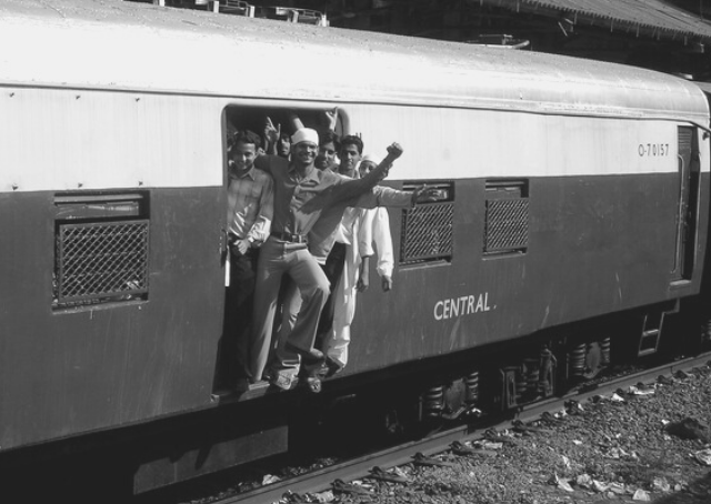 Civils à bord du plus long train du monde