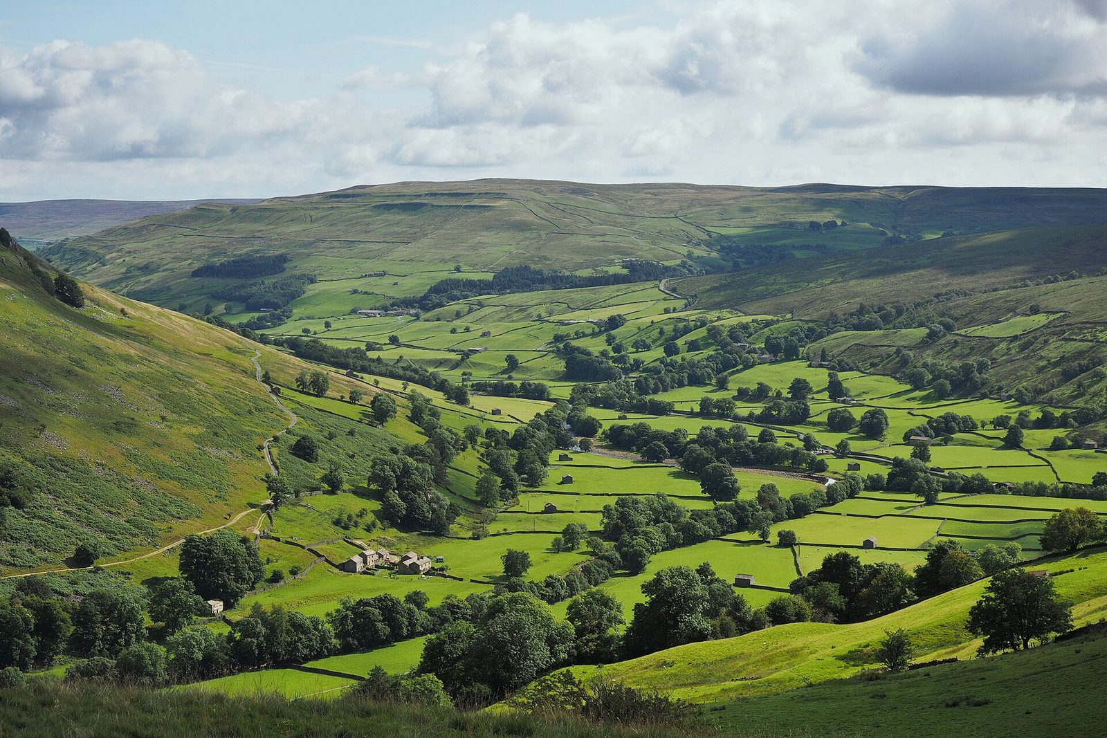 Vue sur Swaledale (vers le sud-est) depuis le Pennine Way le long de la colline de Kisdon