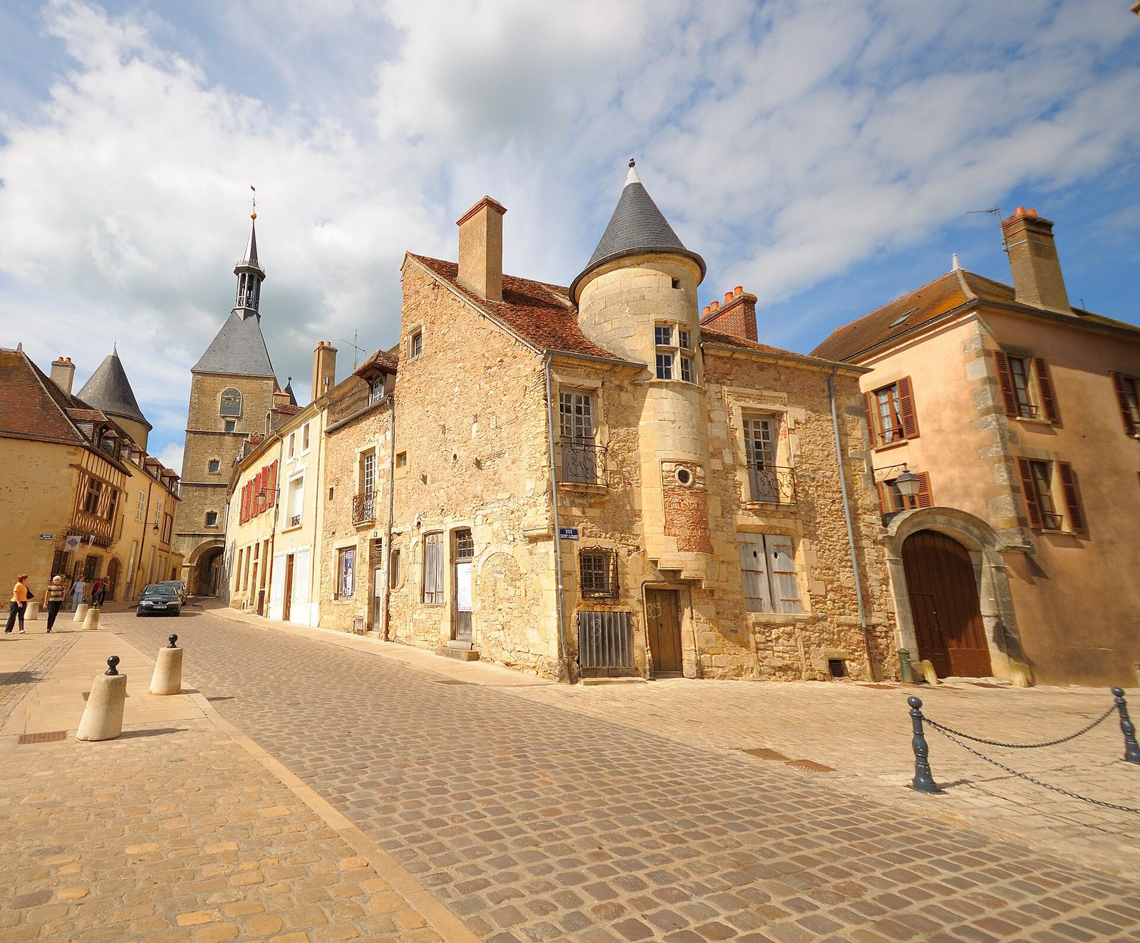 Les rues pavées d'Avallon, en Bourgogne, en France