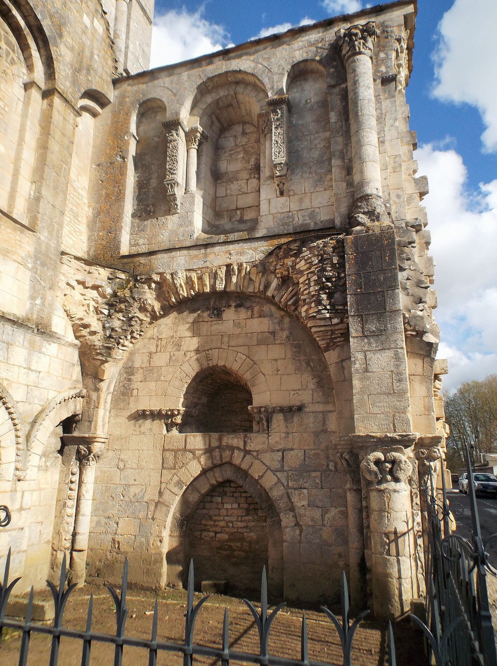 Abbaye Notre-Dame de Déols, dans l'Indre (bâtiment catholique bénédictin de style roman édifié entre les Xe et XIIIe siècles)