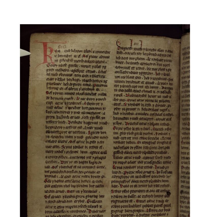 La première page de Culhwch et Olwen, le récit où apparaissent les oncles et le grand-père de Cydfan, folio 200v du Livre Rouge de Hergest, v. 1400