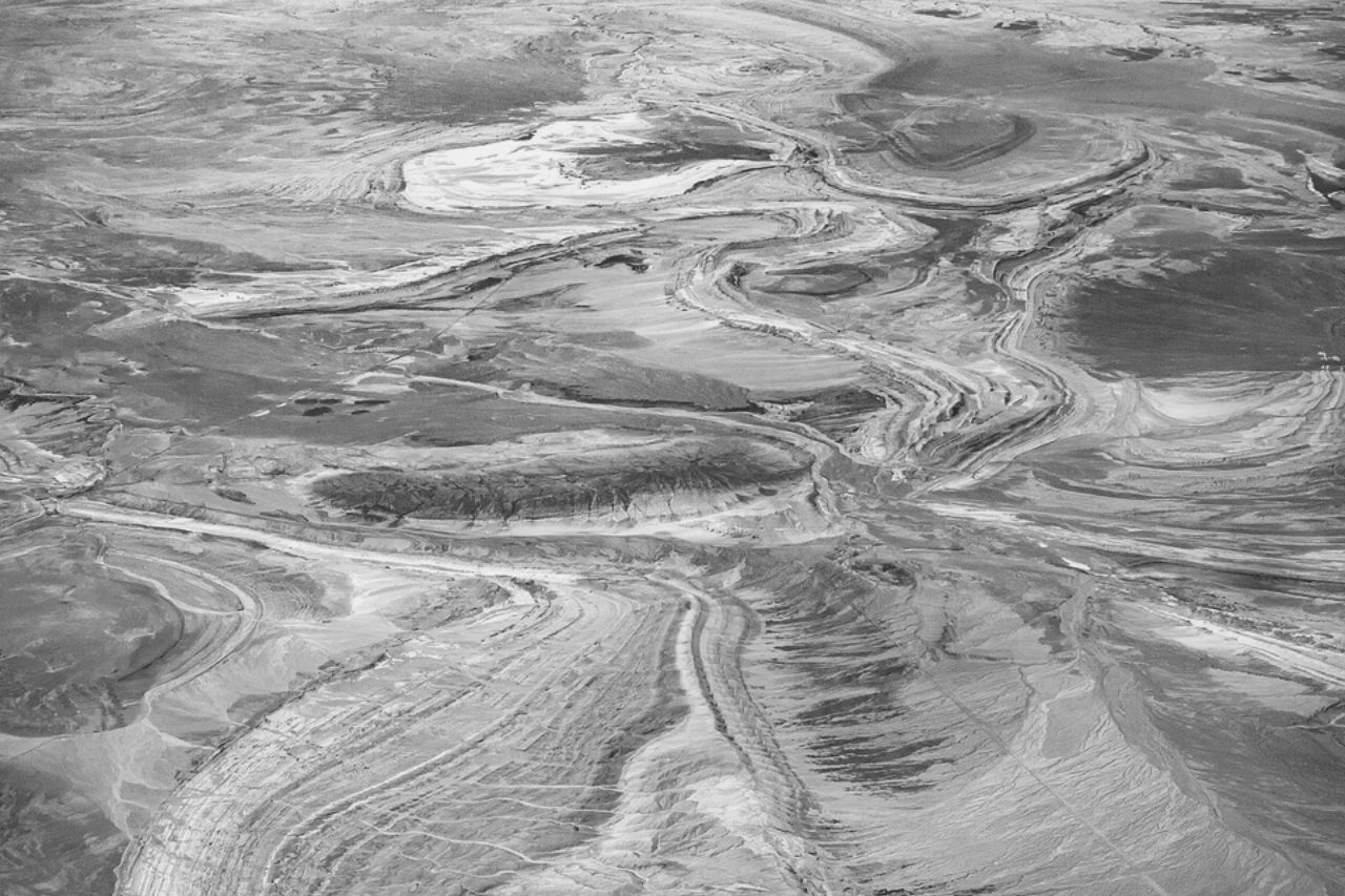 Route désertique parmi les rochers en Iran