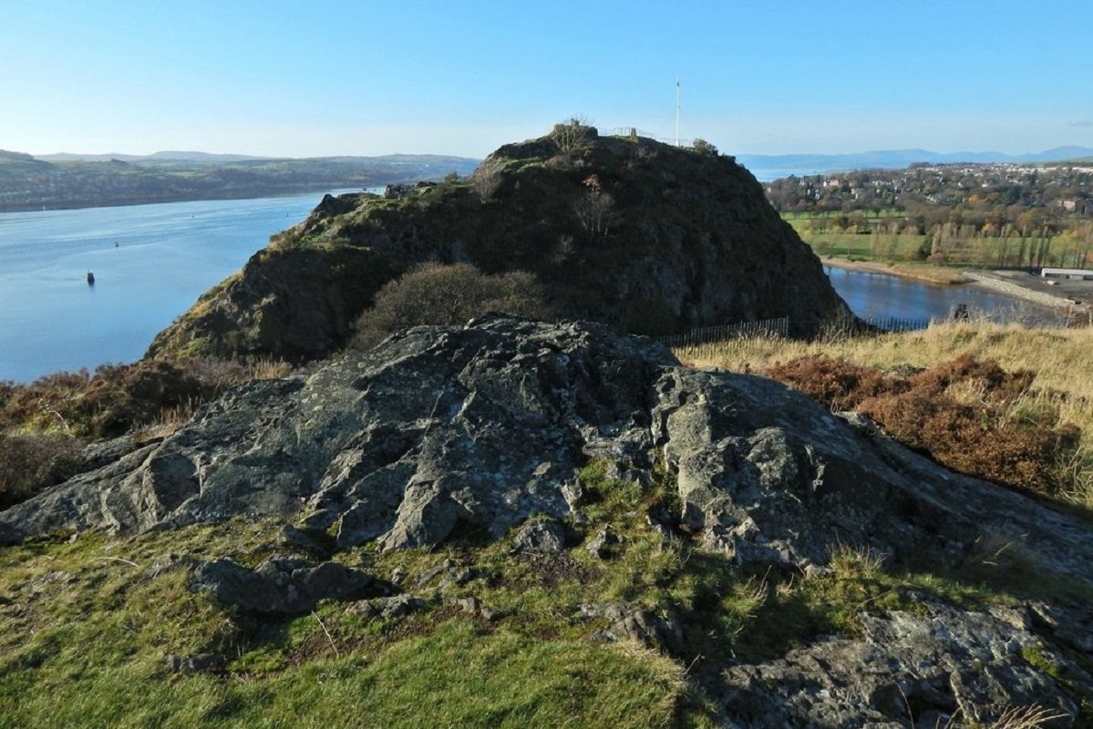 Dumbarton Rock, où Uther se rendit pour « régler les affaires de cette province ». Photo de Lairich Rig, CC-BY 2.0