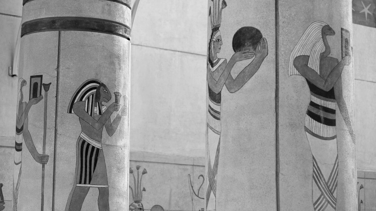 Dieux égyptiens dans un temple