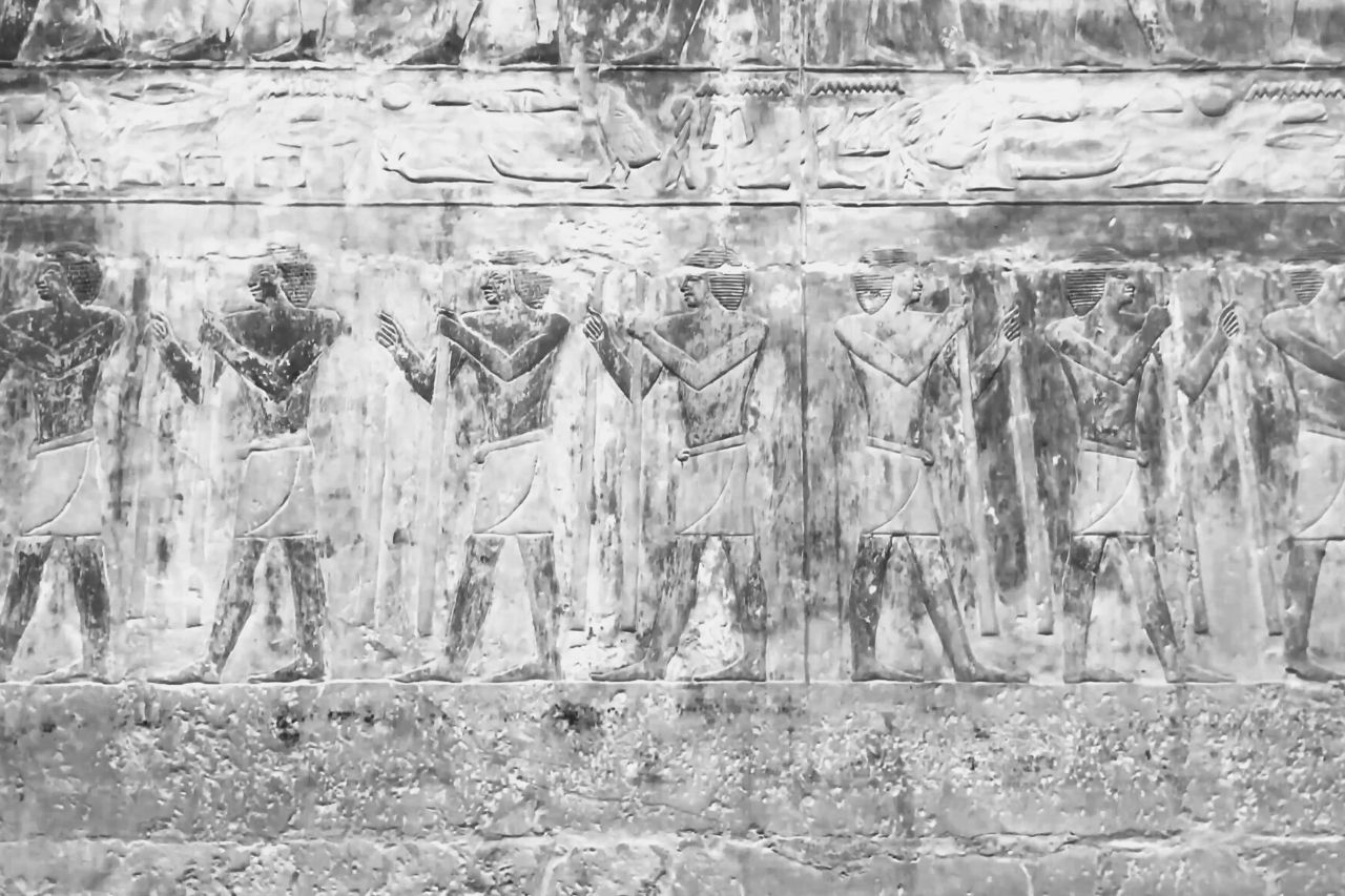 Hiéroglyphes et dessins égyptiens sur les murs de la pyramide de Khufu