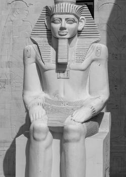 Sculpture égyptienne antique représentant un humain
