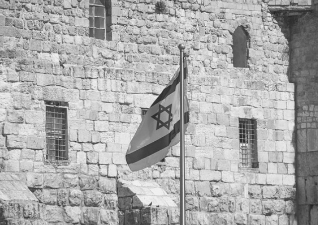 Drapeau d'Israël hissé peu après l'indépendance dans l'histoire d'Israël