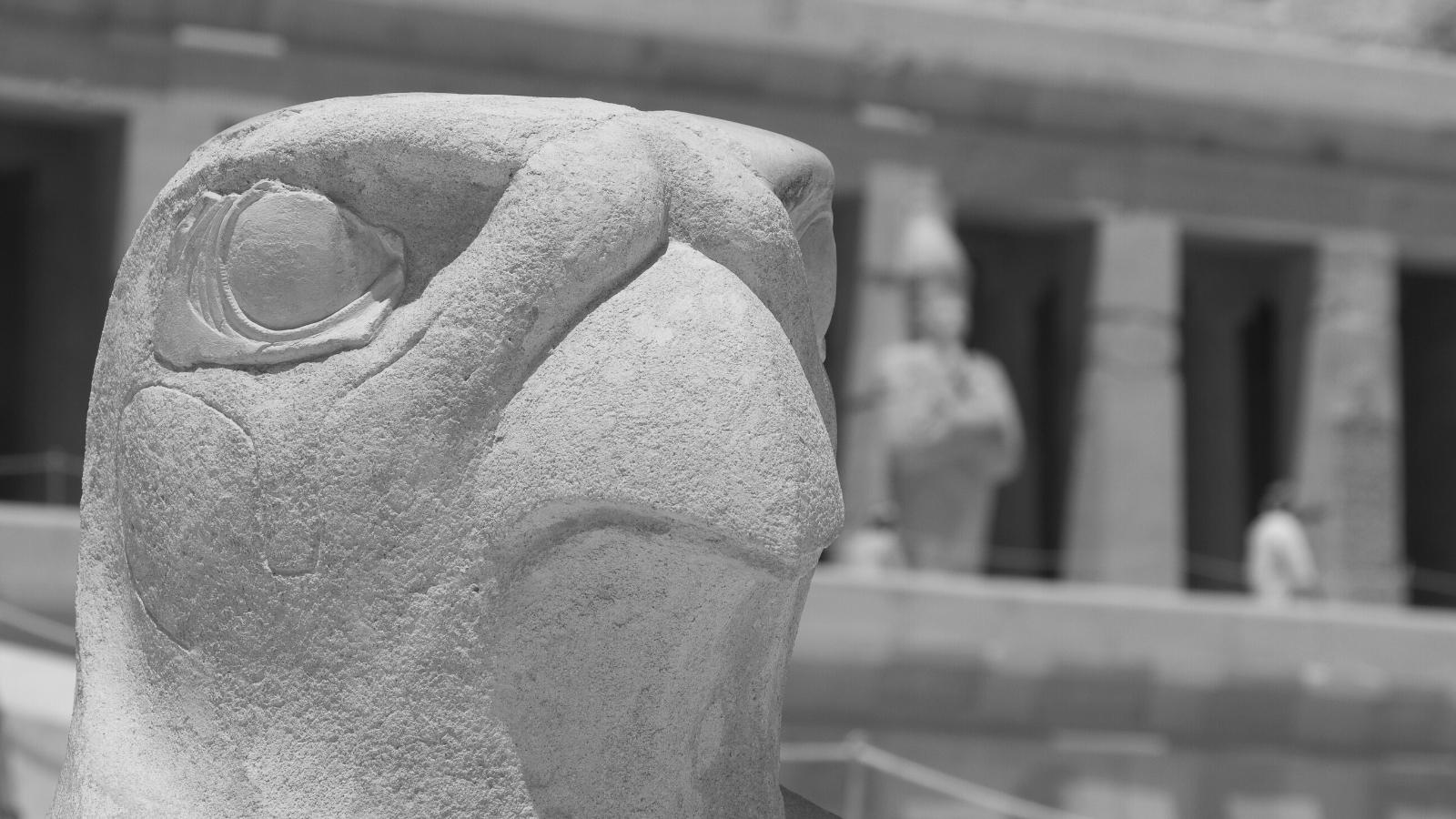 Statue du dieu Horus en Égypte
