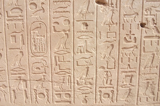 Hiéroglyphes à Fustat