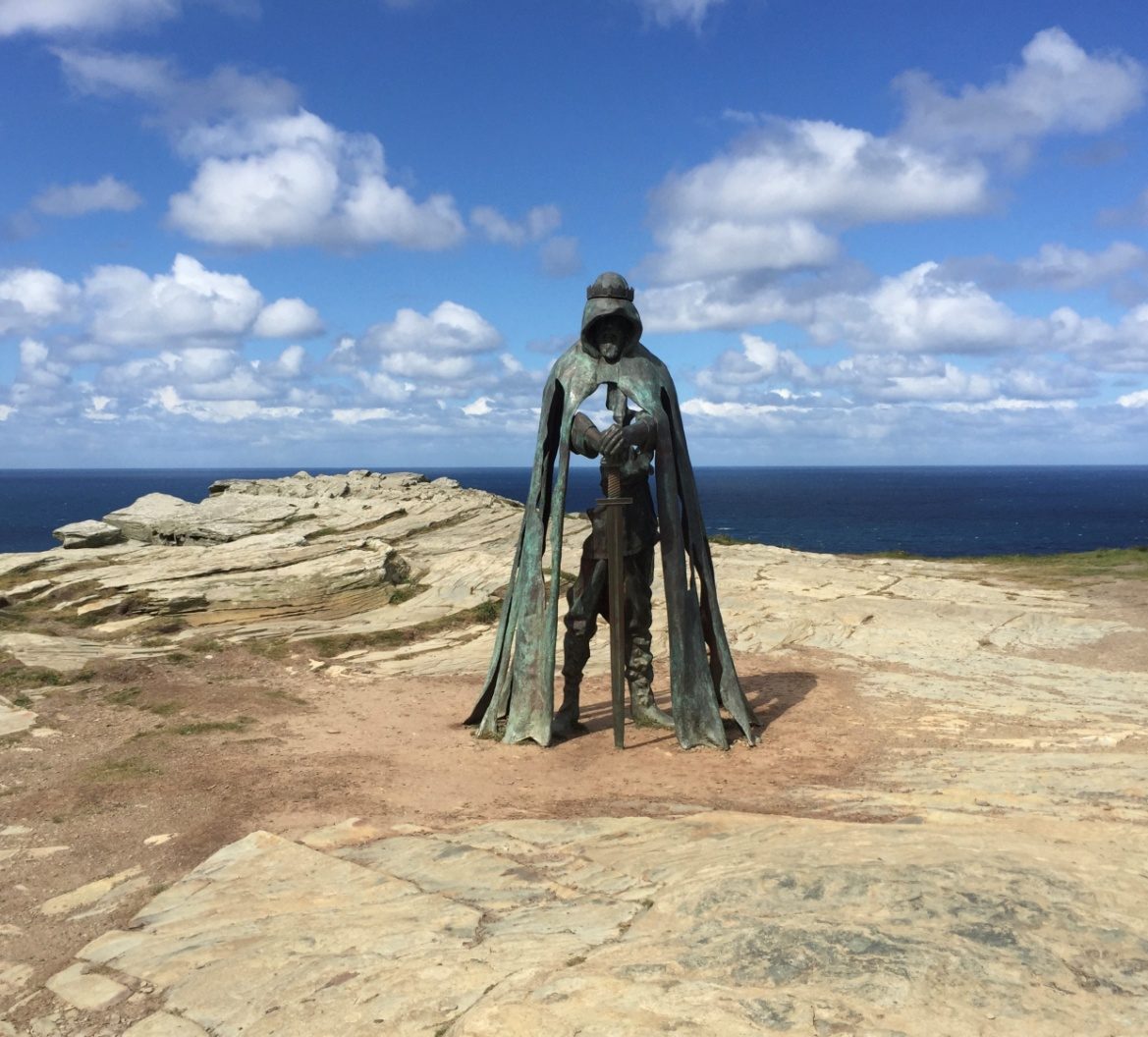 Statue du roi Arthur à Tintagel. Photo de Caleb Howells