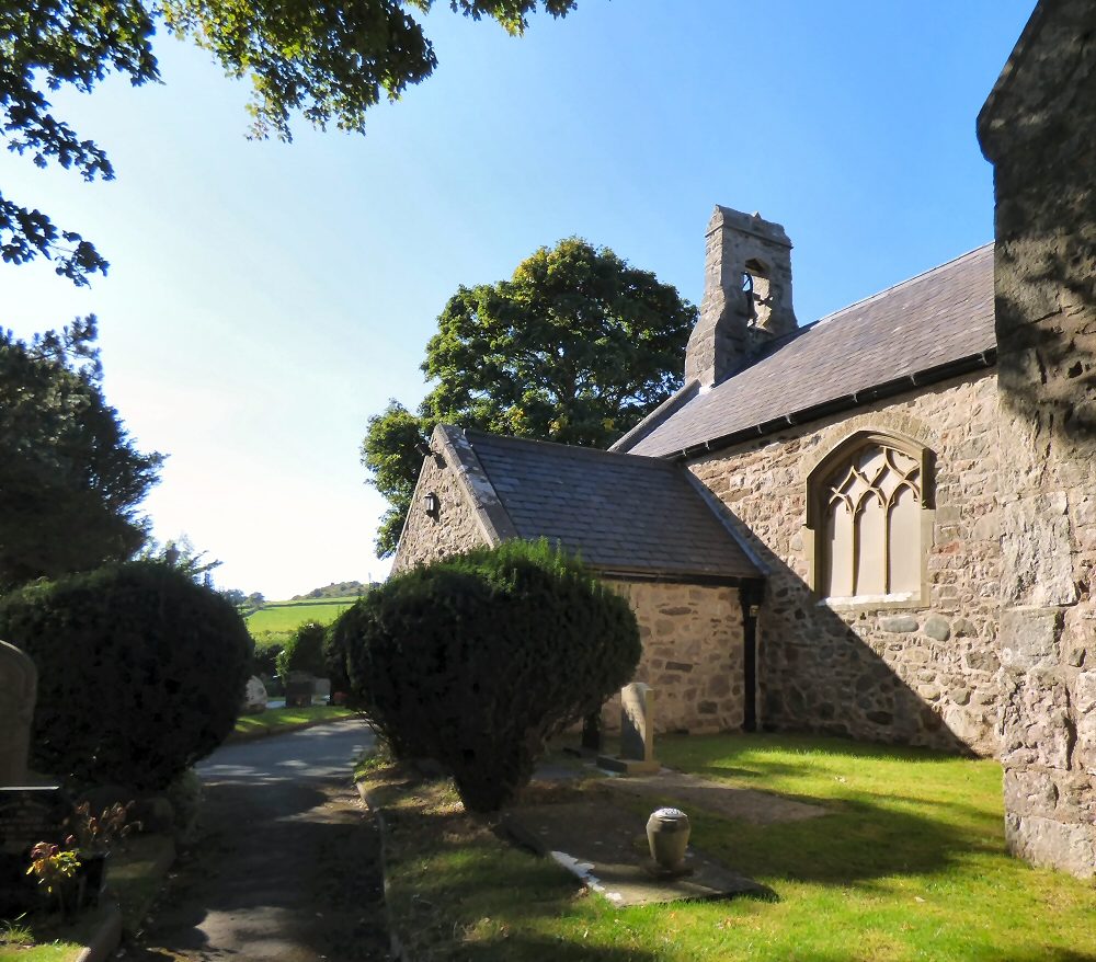 L'église de Llanrhos, où Maelgwn mourut selon la tradition. Photo de Gerald England, CC-BY 2.0