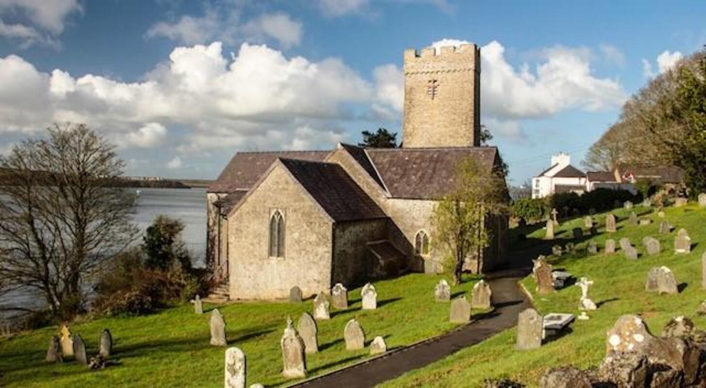 L'église St Tudwal, Llanstadwell, site possible de Caer Tathal, demeure ancestrale de la famille de Cydfan