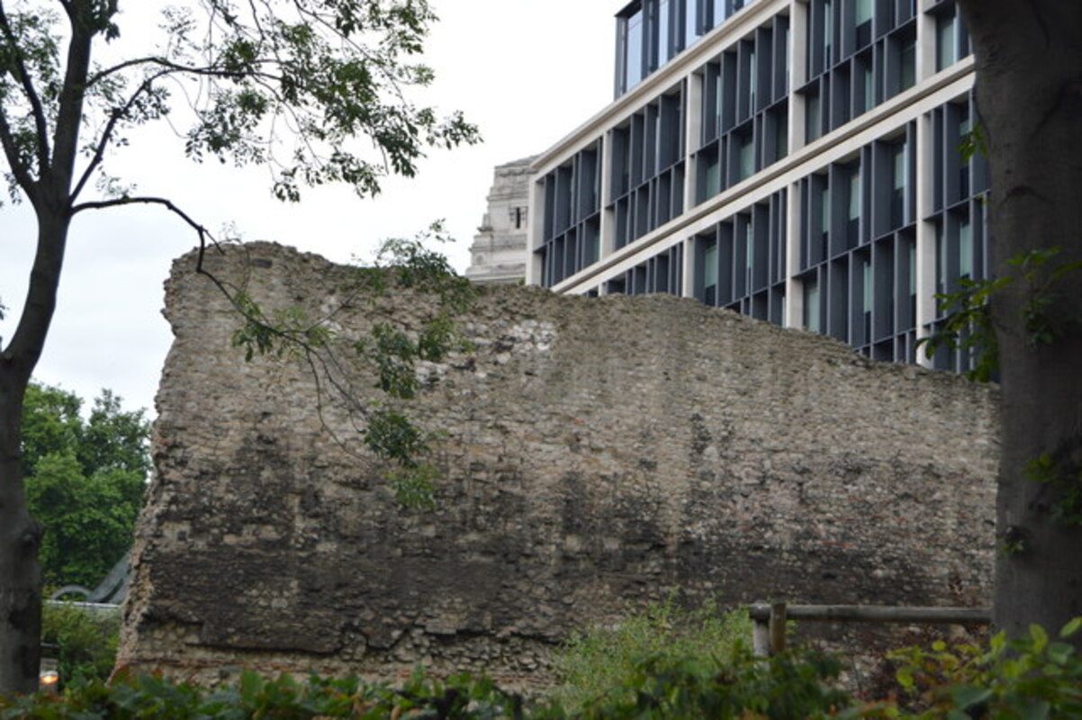 Une partie des remparts romains de Londinium, où Uther aurait tenu sa cour lorsque son conflit avec Gorlois commença. Photo de N Chadwick, CC-BY 2.0