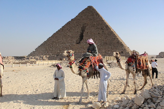 Des hommes devant une pyramide