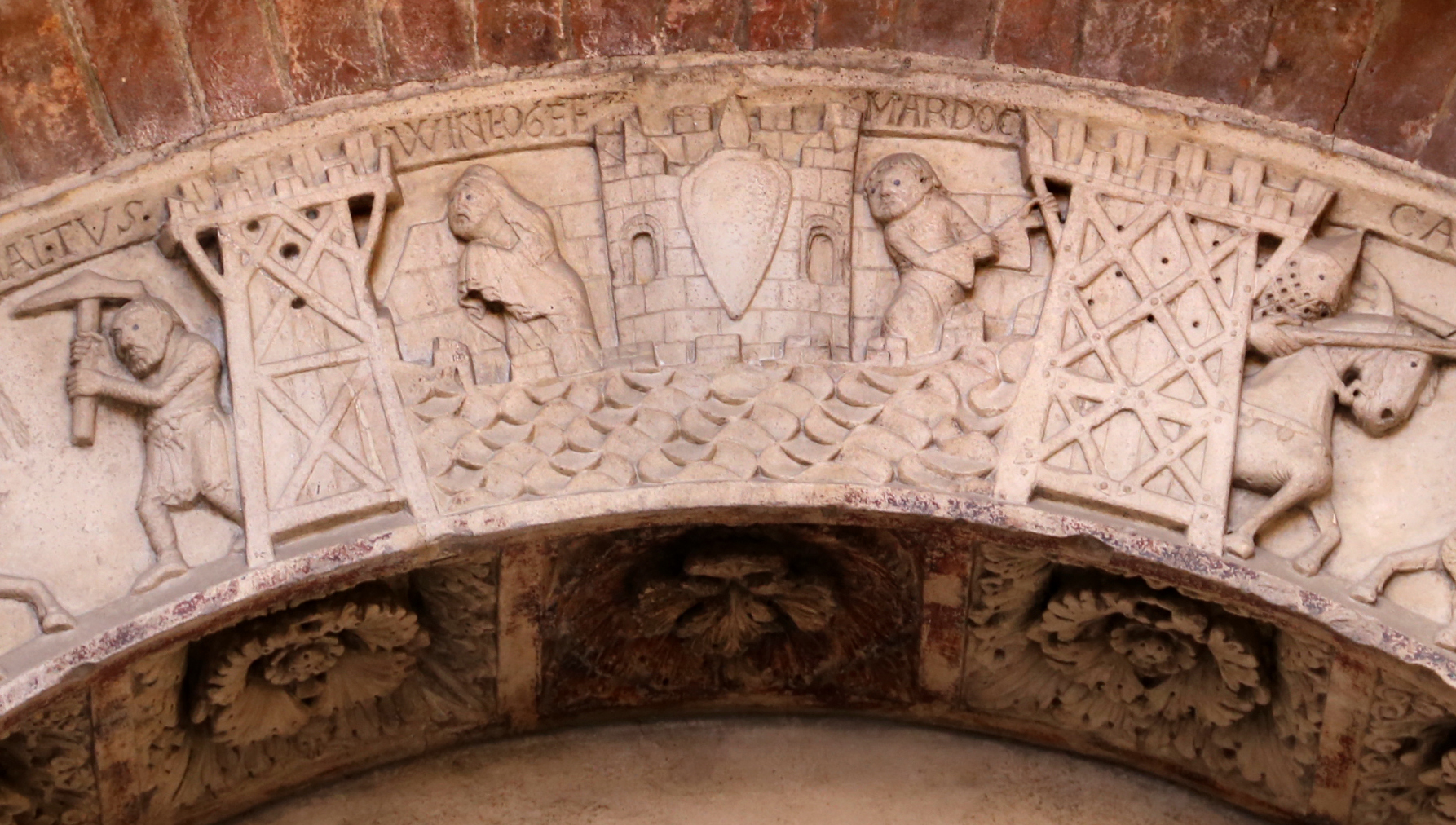 L'archivolte de Modène, représentant un personnage appelé « Mardoc » à côté de Guinevere, représentant possiblement Mordred. Wikimedia Commons, CC-BY 4.0
