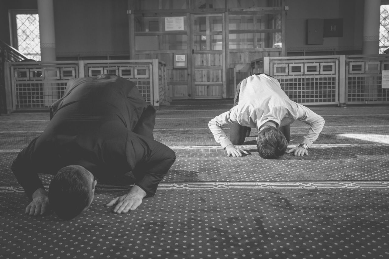 Homme zaidite moderne en prière