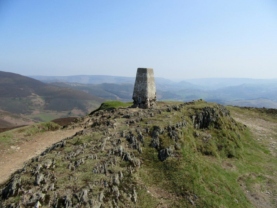 Point géodésique au sommet de Moel Morfydd, à environ 10 miles de Caer Ogyrfan. Photo de John H Darch, CC-BY 2.0