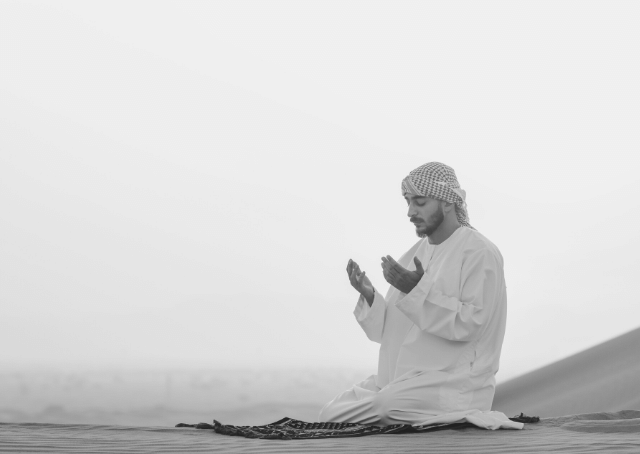 Musulman profondément absorbé dans sa prière islamique aux Émirats arabes unis
