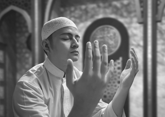 Fidèle musulman sunnite priant dans une mosquée