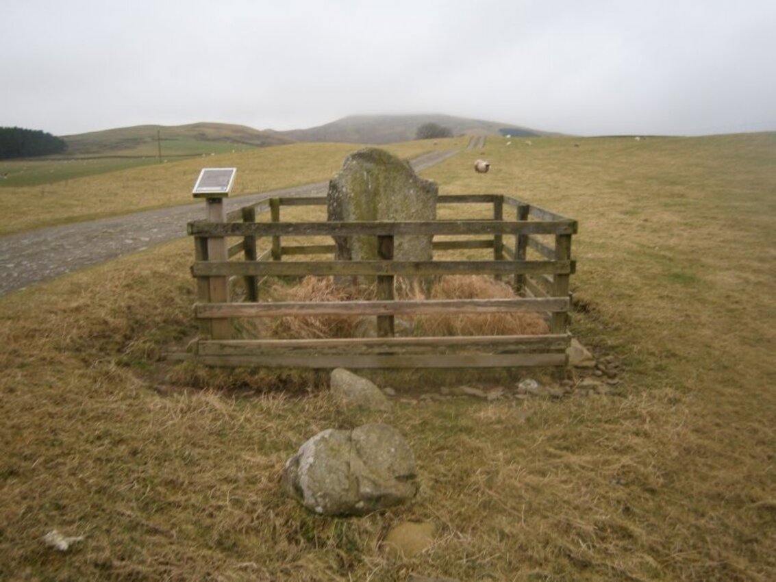 Pierre de Yarrow portant l'inscription de Nudus fils de Liberalis, VIe siècle, Selkirkshire, référence possible au Nudd mentionné dans la légende de Gwythyr, ou à un autre membre de la même dynastie