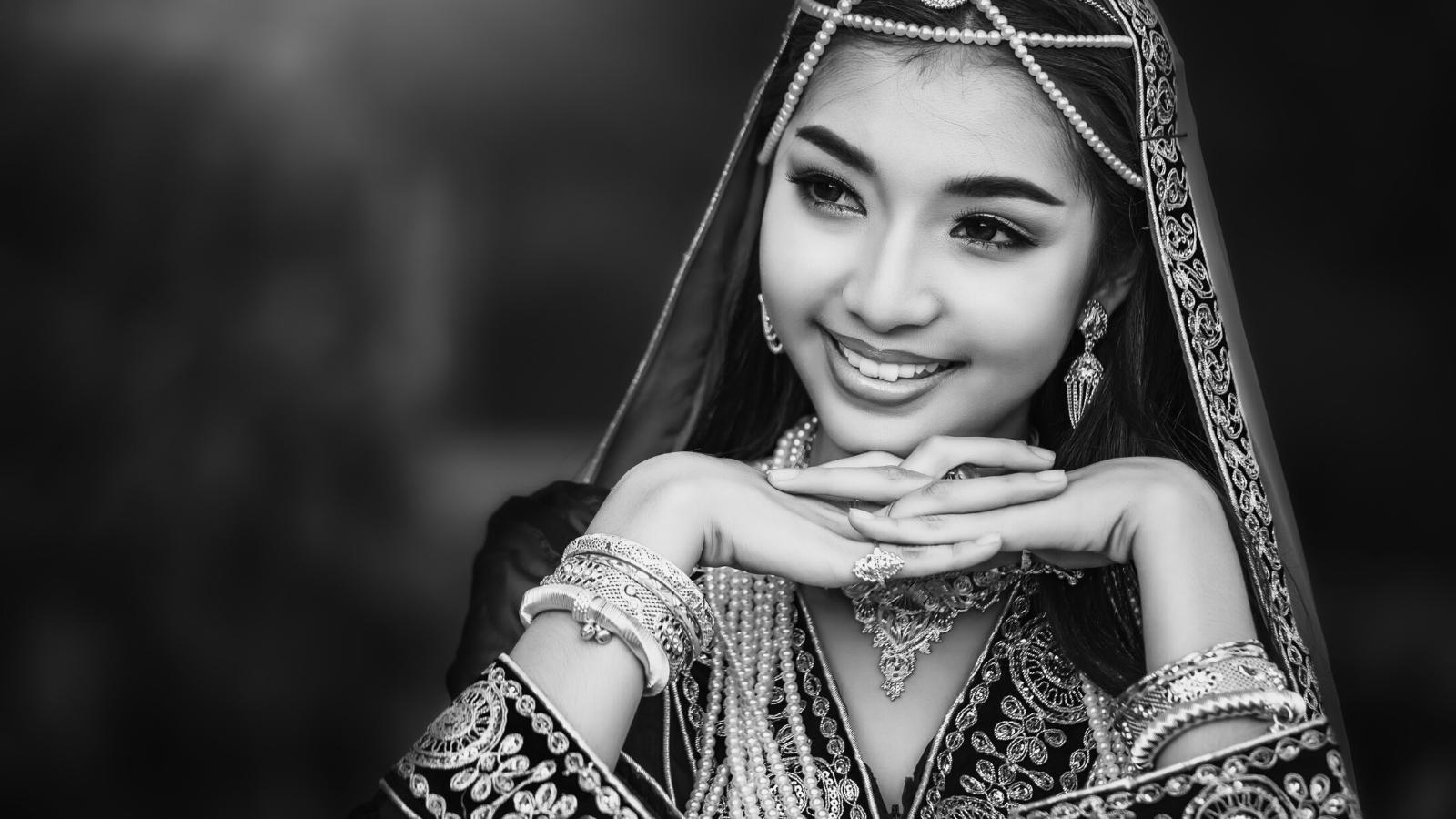 Femme persane en tenue traditionnelle