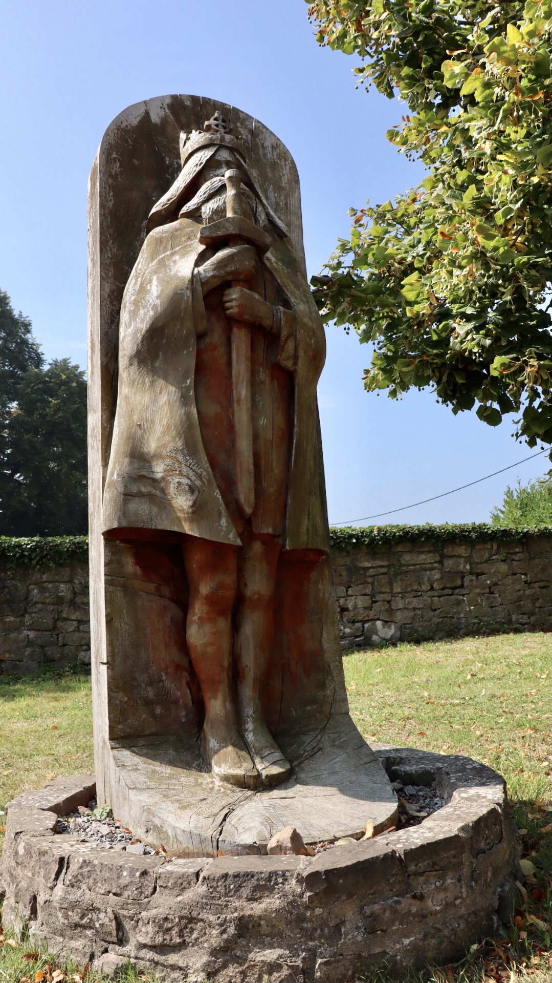 Sculpture en bois de Tewdrig, le roi qui renversa le roi Maxence, église St Tewdric's, Mathern, Pays de Galles