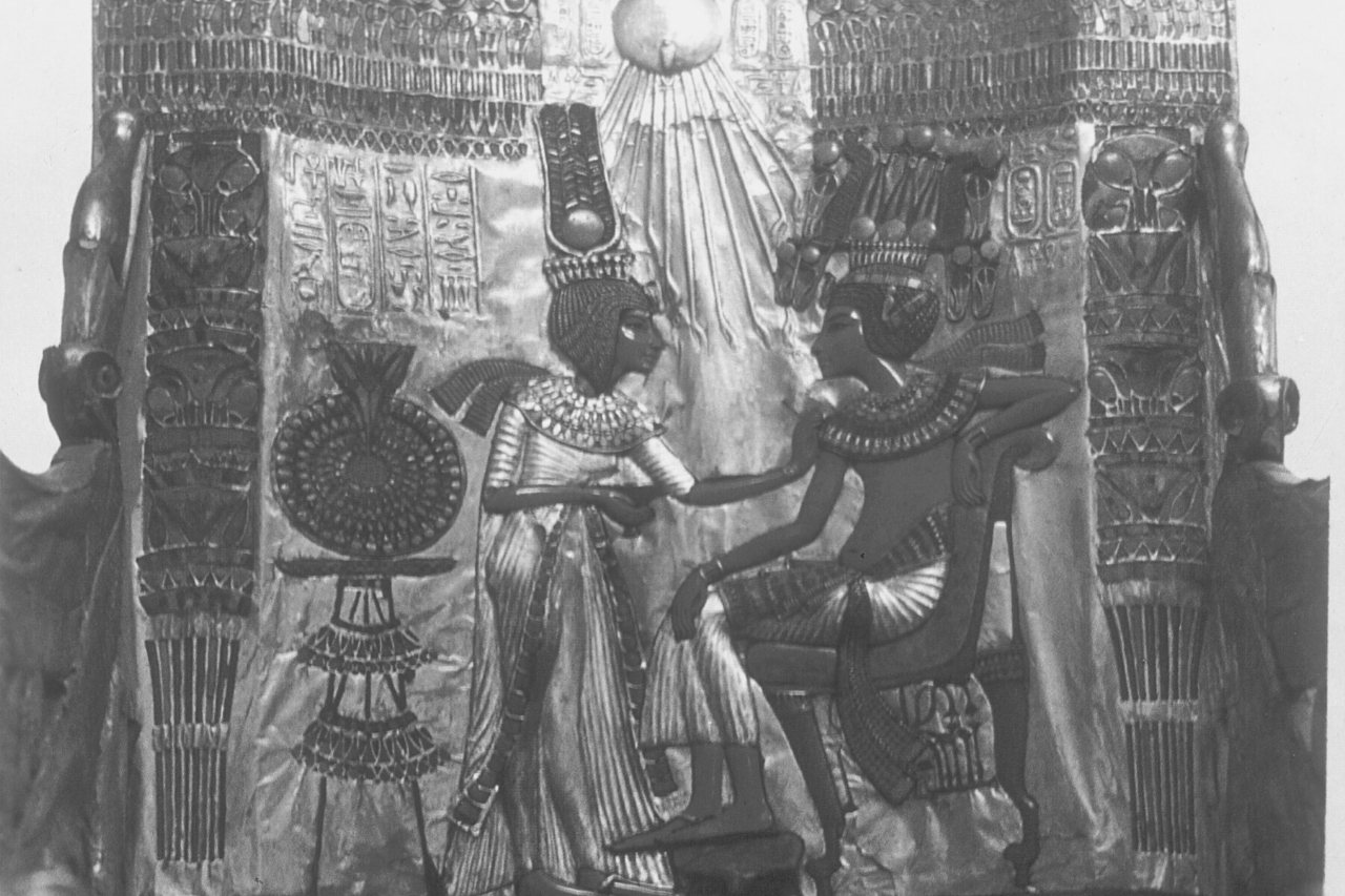 Le trône doré avec le roi Tut et Ankhesenamon