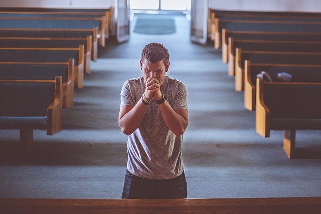 Homme chrétien tunisien priant dans une église