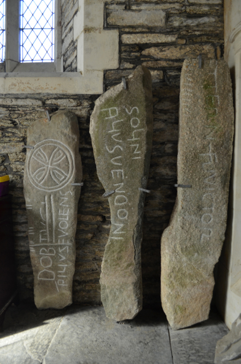 Pierres gravées à l'église St Clydai, Pembrokeshire, avec la pierre de droite contenant possiblement une référence à Gwythyr, père de Gwenhwyfar