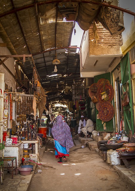 Femme marchant dans un marché de Nyala au Soudan